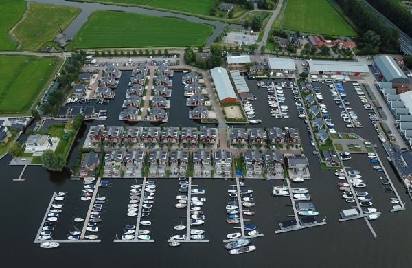 Hausboot mit Bootsanlegeplatz am See in Holland
