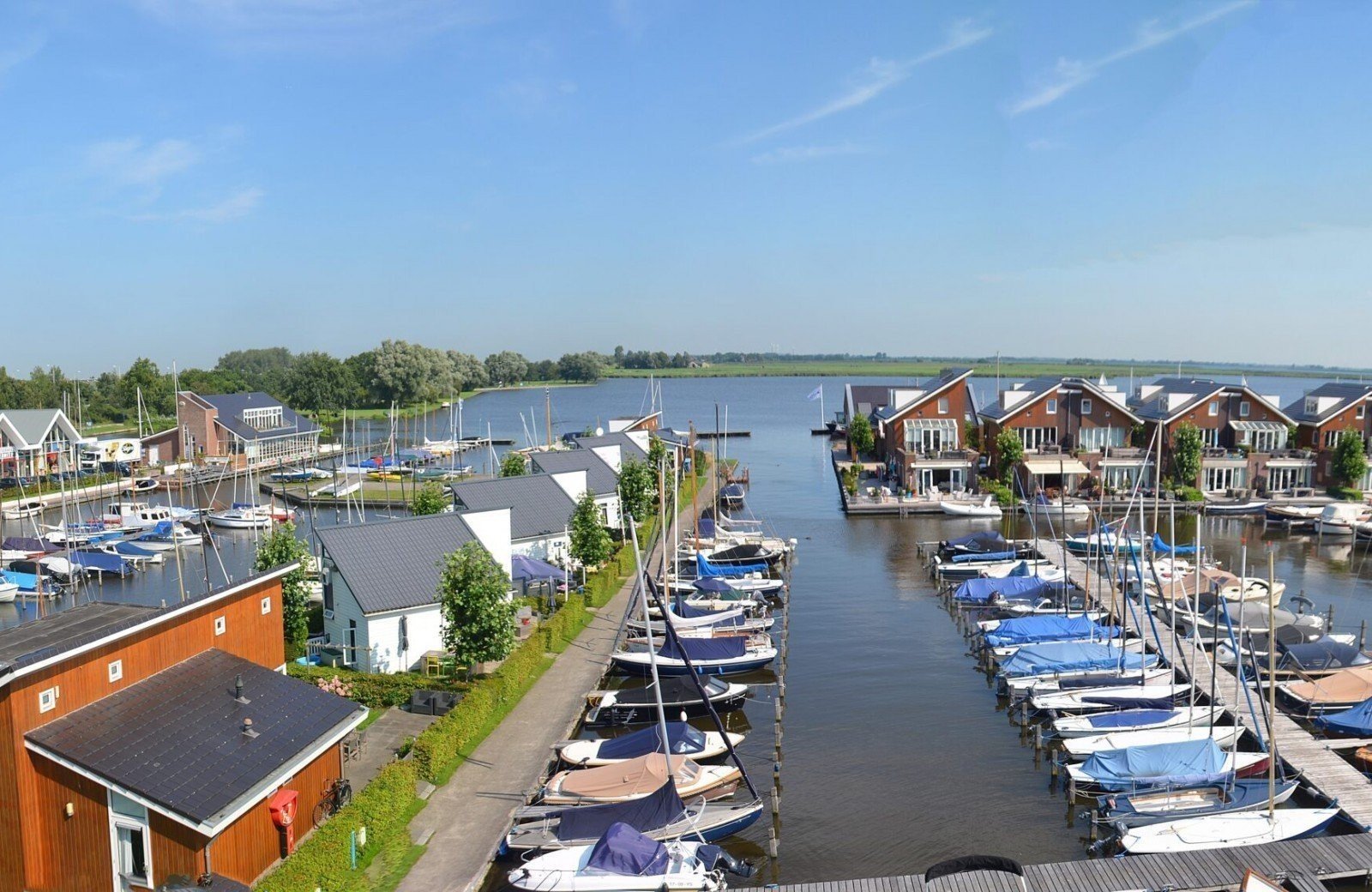 Yachthafen mit Ferienhaus f&uuml;r Boote in Holland